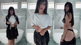 quqco naked bathtub striptease