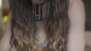 eimigirl bounces her ass on a dildo while streaming