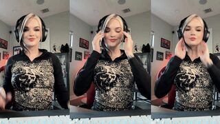 Peachjars tits out while streaming